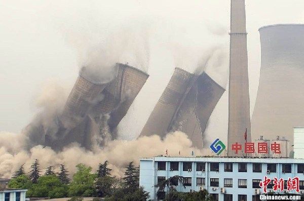 湖北荆门热电厂3座百米高塔同时爆破