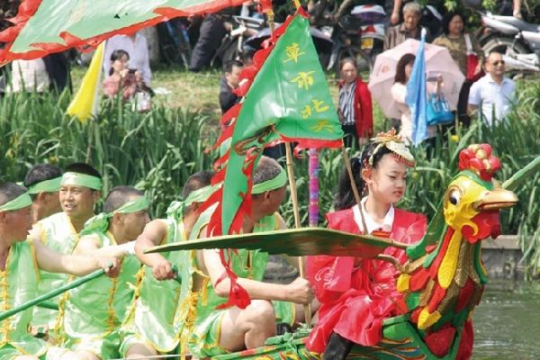 荆州护城河上演传统龙舟争霸赛