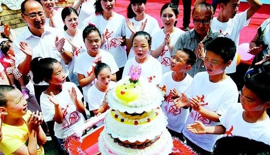 宜昌:儿童福利院孩子集体过生日