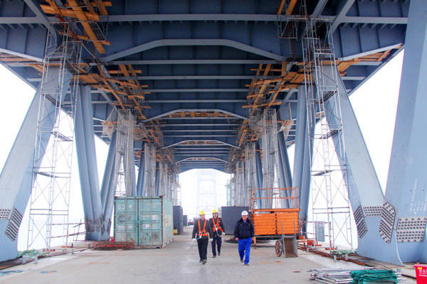 蒙华铁路公安长江大桥首跨钢梁架设成功