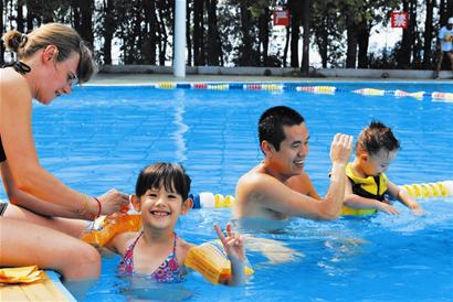 武汉最大江滩游泳场开放