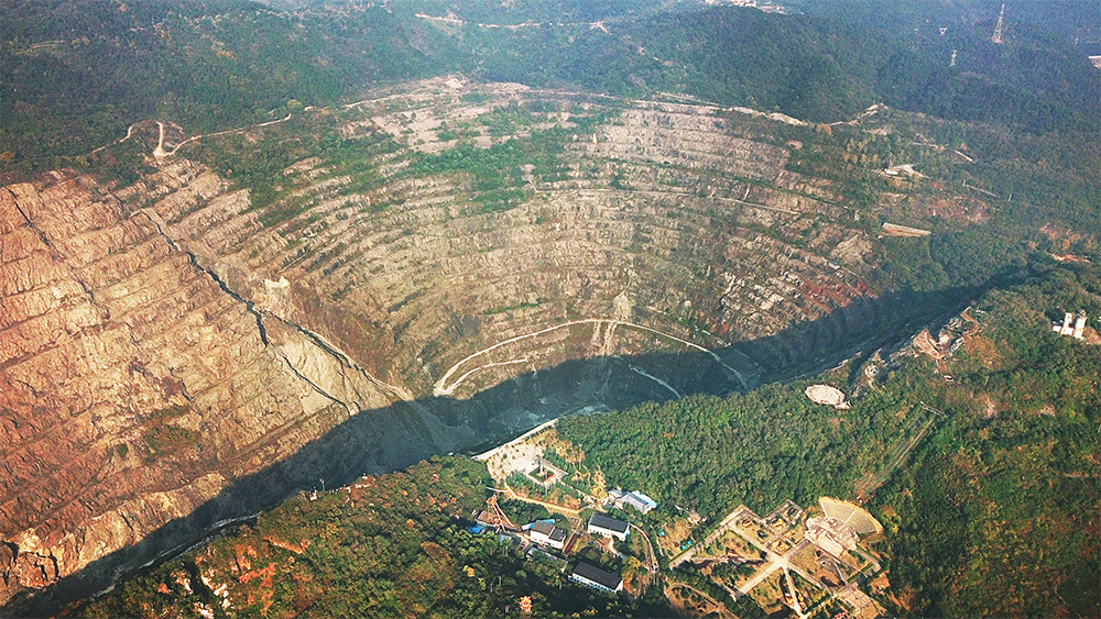 航拍中國首個國家礦山公園 俯瞰"亞洲第一天坑"