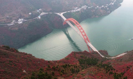 航拍长江三峡两岸满山红叶成“美丽画卷”