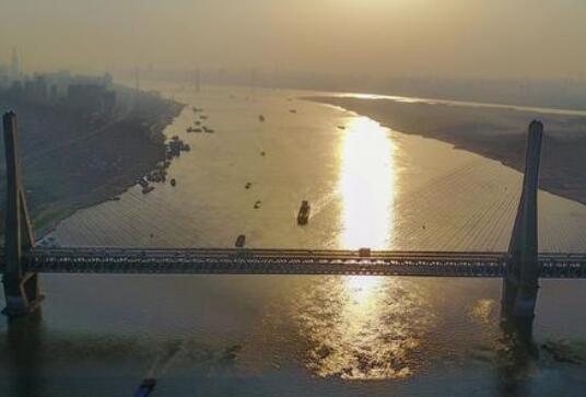 长江中游一重点航道全面开建 万吨巨轮将常年通达武汉