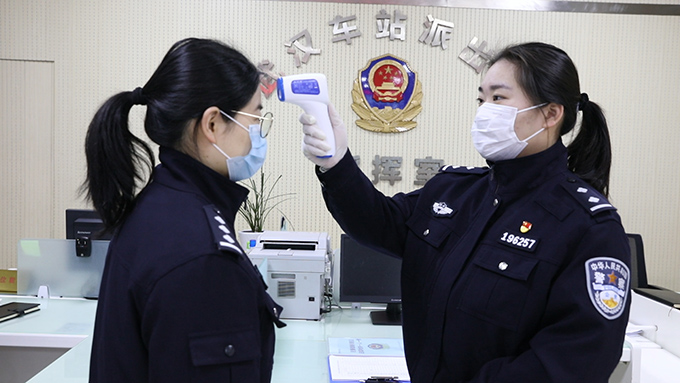 铁路警察妈妈坚守&ldquo;逆行&rdquo;通道 两月未见三岁女儿