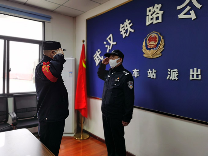 退休再上岗，老铁警变身社区志愿者