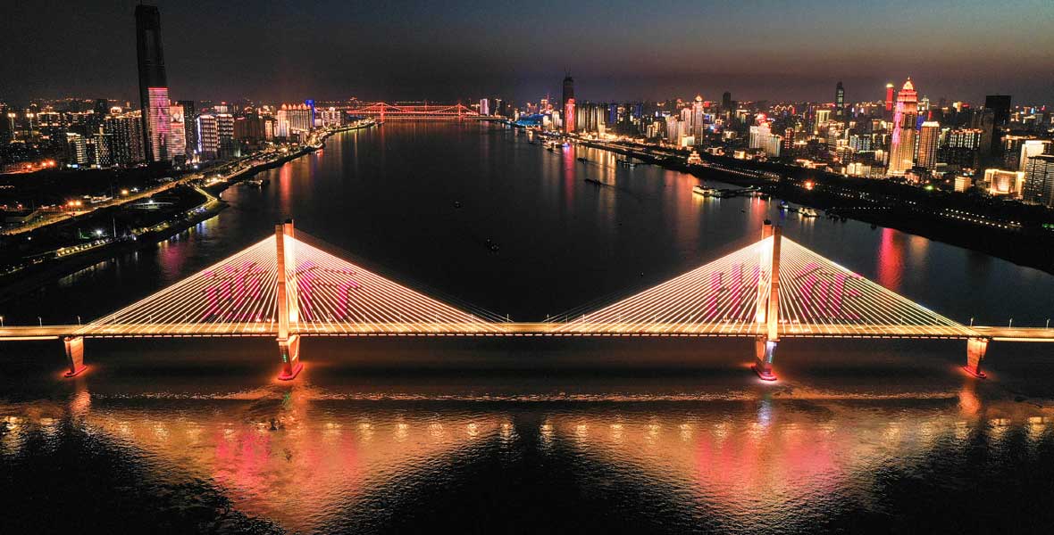 武汉夜景灯光向&ldquo;最美逆行者&rdquo;致敬