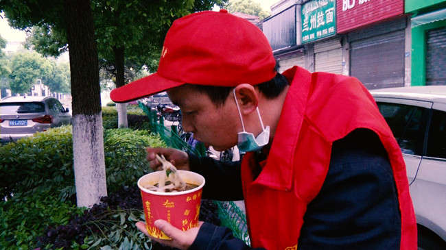 武汉街头早餐店慢慢恢复&ldquo;热乎气儿&rdquo;