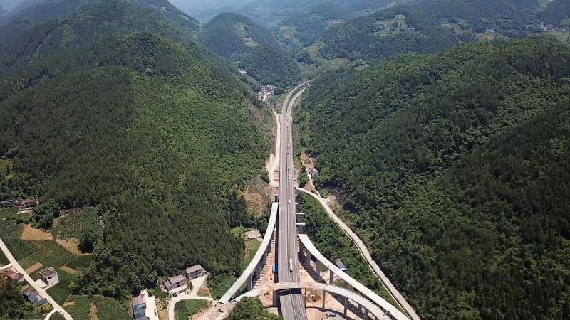 劈山跨壑 气势如虹 湖北开通两条扶贫大通道