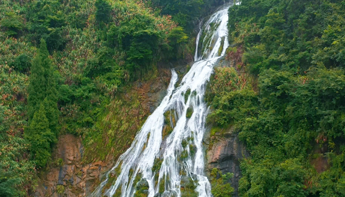 【飞“阅”中国】湖北咸宁：黄袍山白水崖瀑布
