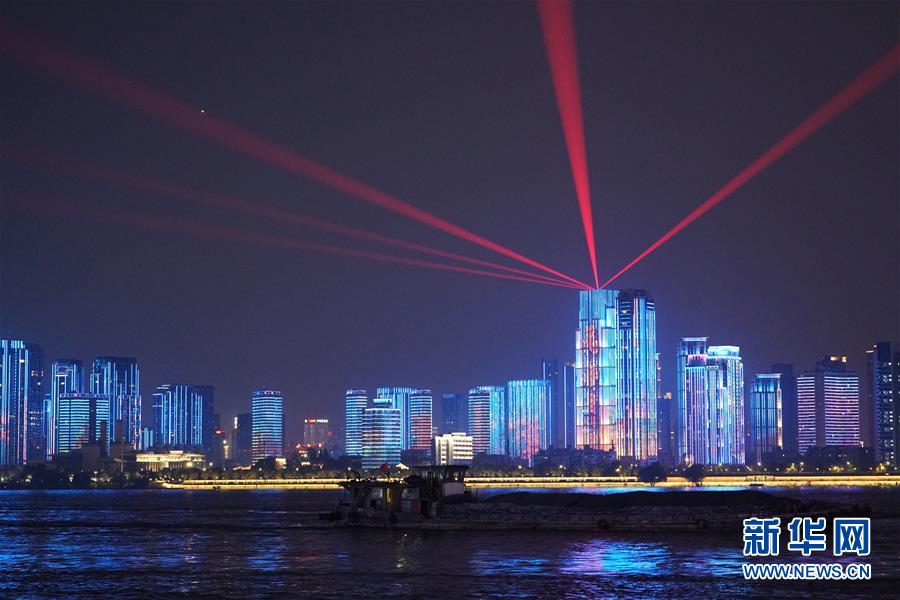 武漢25公里大型燈光秀深情告白祖國