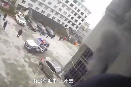 4次突入火灾现场，拎着发烫的液化气罐往外冲，为了救人他们拼了