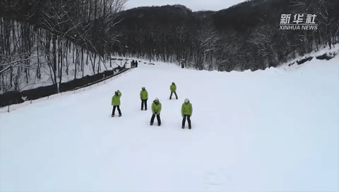 航拍神农架中和国际滑雪场：雪道长 滑得爽