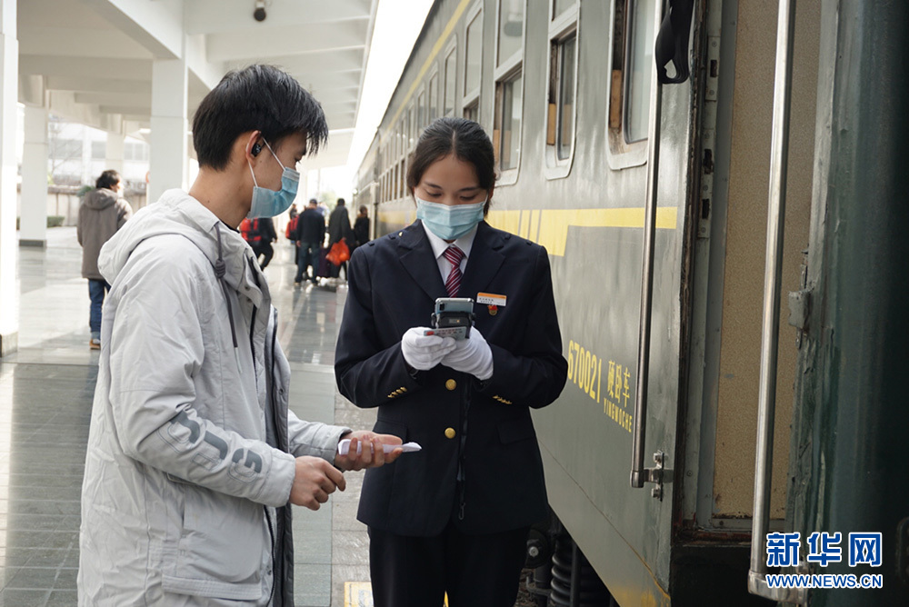 武汉：春运首日旅客降幅明显 铁路部门严把防控关