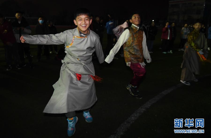 （新春走基层）武汉藏族学生用青春热舞欢度藏历新年