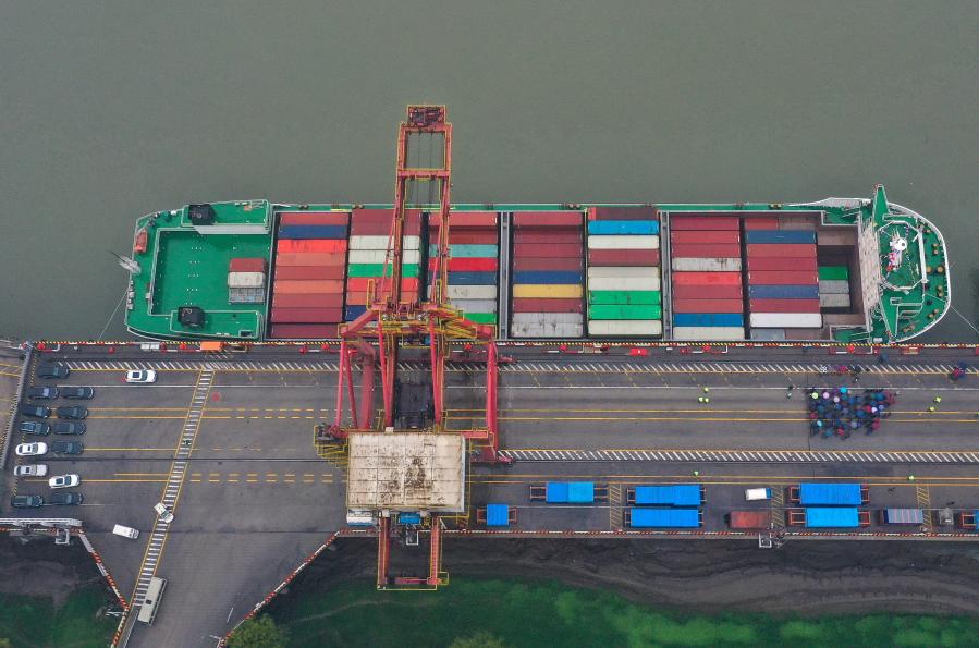 长江内河最大集装箱船在武汉首航