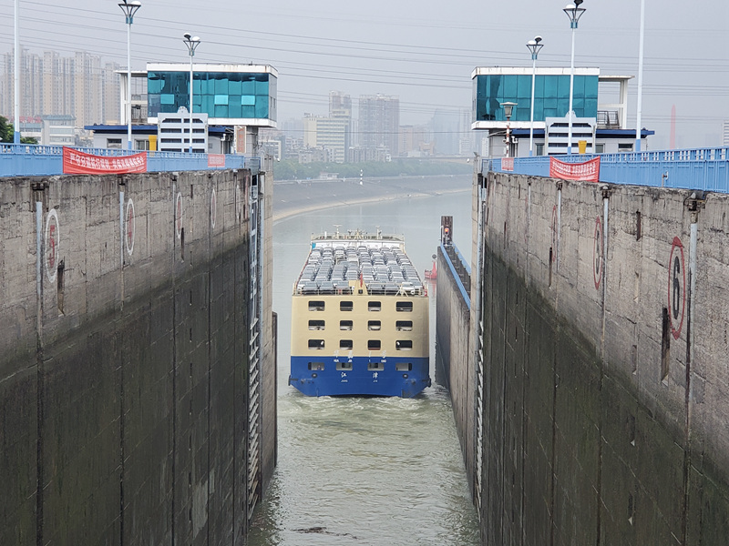葛洲坝船闸40年通过货物18.8亿吨