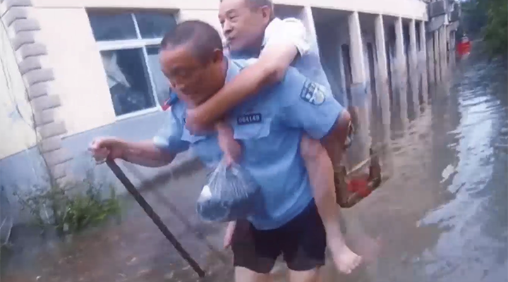 湖北宜城：公安奋战抢险一线 救援被困群众