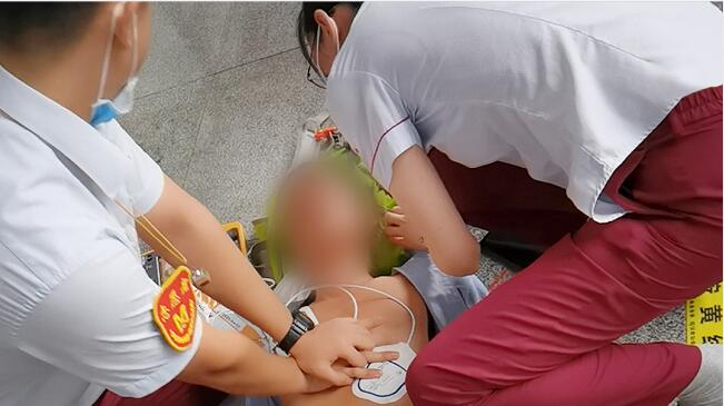 乘客突然晕倒失去意识 武汉地铁AED成功救助