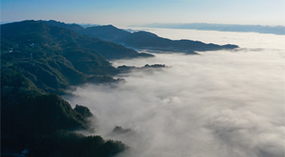 湖北咸丰：云雾流淌如水墨画卷