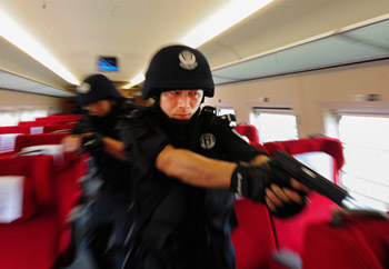 武汉铁路特警强化训练保平安
