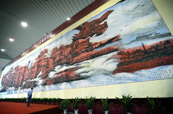 “中国红”巨幅国画在武汉展出