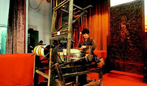 老织布机上展示传统技艺