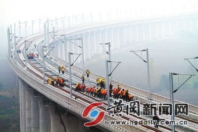 黄冈长江大桥完成钢轨铺设